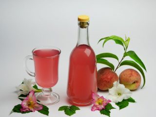 ليكيور الخوخ محلية الصنع