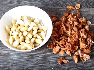Slik skreller du raskt mandler fra skall og skall