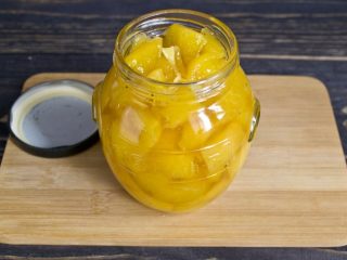 الخوخ في عصيرهم الخاص