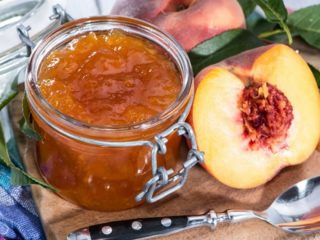 Peach jam Pyatiminutka