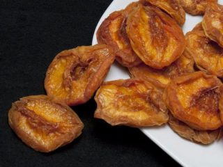 ماذا يسمى الخوخ المجفف؟