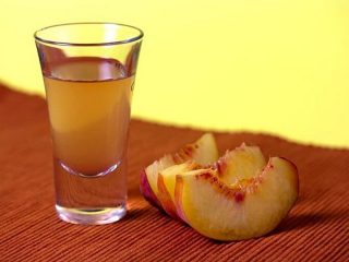 Licor de melocotón casero