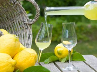 Berwarna lemon pada moonshine