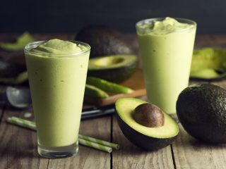 Smoothie s avokádom a banánom, jablko, špenát,