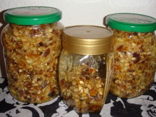 Med, orechy, sušené marhule, hrozienka, citrón: recepty na vitamínové zmesi