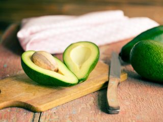 Hoe je thuis een avocado schilt en snijdt