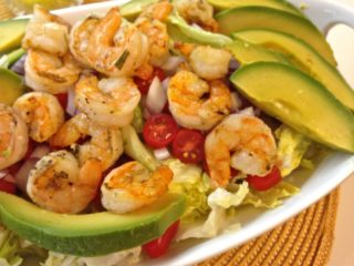 Ensalada de gambas y aguacate: recetas con huevo, rúcula, piñones