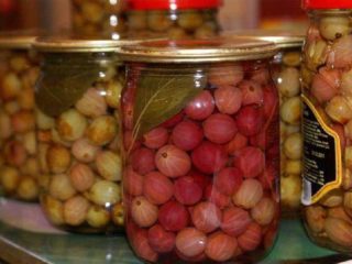 Nakladané egreše s cesnakom a bez neho: recepty na zimné prípravy