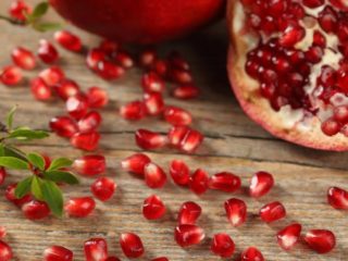 هل من الممكن أكل بذور الرمان؟