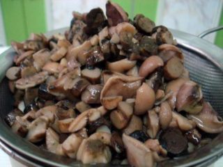 Por qué la mantequilla se puso morada después de cocinarla: razones y qué hacer