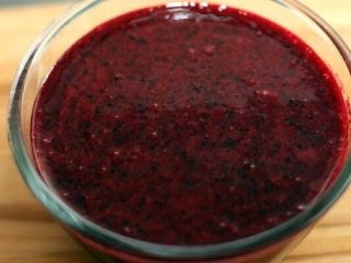 Zwarte bessen voor de winter, gepureerd met suiker: voordelen, hoe te koken