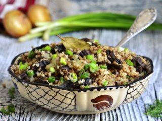 Buckwheat na may honey mushroom: mga recipe sa mga kaldero, sa isang mabagal na kusinilya, sa microwave, sa isang kawali
