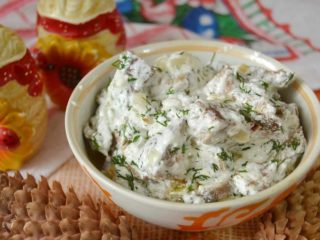 How to fry saffron milk caps in a frying pan: with onions, in flour, cream, royally
