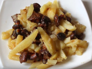 How to fry saffron milk caps with potatoes: in a frying pan, in the oven, in a slow cooker