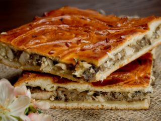 Pastel con champiñones al horno con hojaldre y masa de levadura