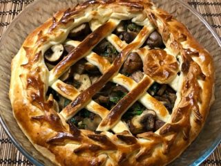 Pastel de champiñones: con patatas, repollo y carne, recetas con fotos.