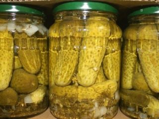Pepinos encurtidos como búlgaros (en búlgaro): las recetas más deliciosas para el invierno con cebollas y zanahorias.