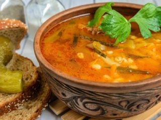 Rassolnik con arroz y encurtidos: recetas sencillas