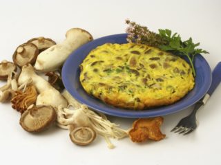 Gomba julienne (julienne) csiperkegombából serpenyőben: a legjobb receptek fotókkal
