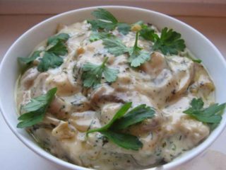 Milk mushrooms with sour cream: with onions, garlic, eggs and meat, the best recipes