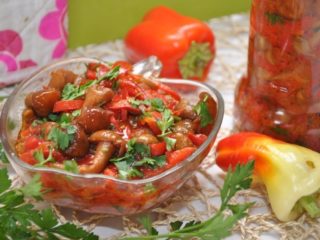 Honingchampignons in tomatensaus: met uien, tomaten, pikant