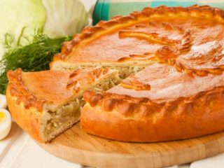 Pastel con champiñones con leche: salados y frescos, con patatas y cebollas, recetas con fotos.