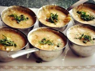 Hubové julienne (julienne) zo šampiňónov: recepty s fotografiami so syrom, kyslou smotanou, smotanou