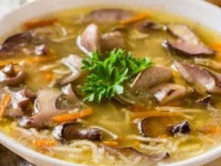 Sopa de pollo con champiñones y fideos: recetas paso a paso con fotos.