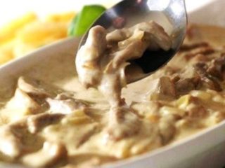 Hliva ustricová v kyslej smotane na panvici a v rúre: s cibuľou, zemiakmi, bravčovým mäsom