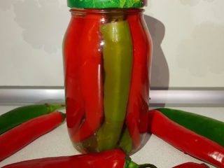 Horúce papriky na zimu s medom: recepty na konzervovanie a nakladanie