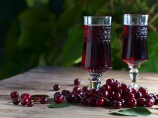 Domáci čerešňový likér: recepty s listami a semenami, vodkou a alkoholom