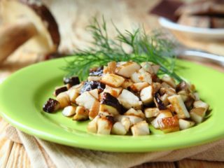 Ako smažiť hríby s cibuľou: recepty a kalórie