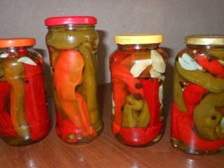 Pimientos picantes armenios en escabeche para el invierno.