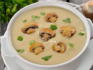 Sopa de crema de champiñones con champiñones: recetas con fotos.