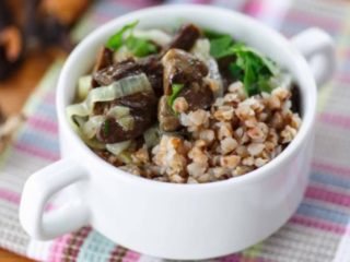 Pohánka s hríbami a cibuľou: recept