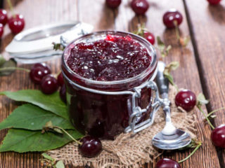 Confitura de cerezas (mermelada): recetas de pasteles, magdalenas hechas con bayas frescas y congeladas