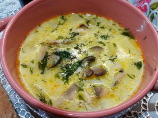 Sopa de champiñones porcini con queso derretido: recetas
