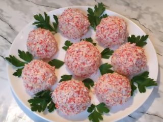 Raffaello de palitos de cangrejo y queso: con huevos, ajo, nueces