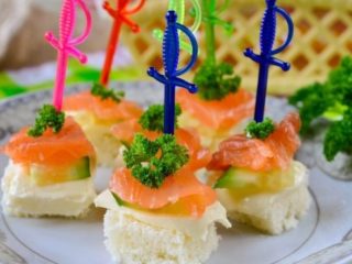 Canapés con salmón en brochetas y sin: 17 recetas de aperitivos originales con fotos