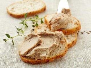Paštika z husacej pečene: ako sa to nazýva, výhody a škody, obsah kalórií, recenzie