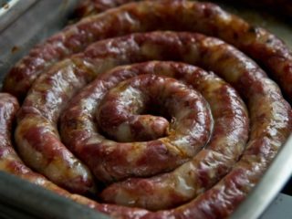 Cómo cocinar salchichas de cerdo caseras en el intestino en el horno.