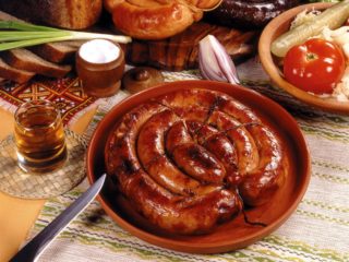 Salchicha ucraniana frita en casa: recetas con tripas, con ajo