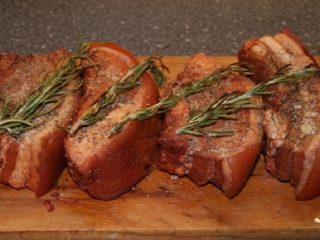 Manteca de cerdo con piel de cebolla con humo líquido en casa.