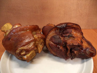 Buku jari babi salai sejuk dan panas: resipi untuk merokok di rumah asap, di dalam ketuhar