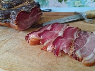 Pechuga ahumada en frío: recetas para cocinar en un ahumadero, con un generador de humo
