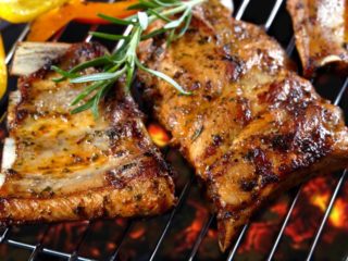Cómo ahumar costillas de cerdo: recetas para ahumar en un ahumadero, en casa