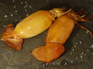 Calamares ahumados en frío y en caliente: contenido calórico y beneficios, recetas con fotos.