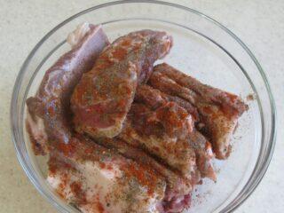 Cómo marinar costillas de cerdo para ahumar: recetas de adobos y salmueras