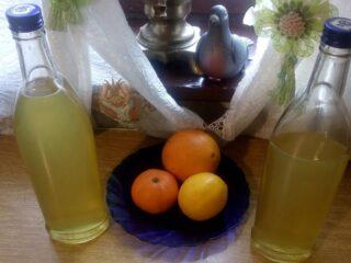 Moonshine sobre cáscaras de mandarina y mandarinas.