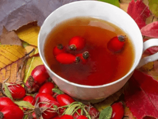 Adakah mungkin minum rose hips semasa menyusu pada bayi baru lahir?